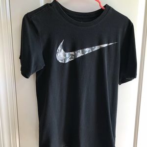 Men’s small Nike camo short sleeve t-shirt (black)